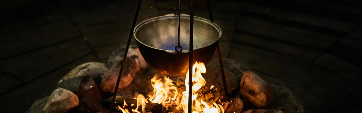 De kunst van buiten koken: ontdek de basis van een perfect kampvuur